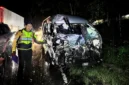 Petugas Satlantas Polres Solok menunjukkan kondisi Toyota Hiace yang bertabrakan dengan truk di Jalan Solok–Padang, Kabupaten Solok, Kamis malam (29/10/2026). (Foto: Satlantas Polres Solok)