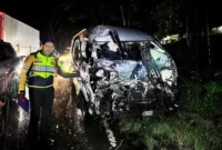 Petugas Satlantas Polres Solok menunjukkan kondisi Toyota Hiace yang bertabrakan dengan truk di Jalan Solok–Padang, Kabupaten Solok, Kamis malam (29/10/2026). (Foto: Satlantas Polres Solok)