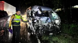 Petugas Satlantas Polres Solok menunjukkan kondisi Toyota Hiace yang bertabrakan dengan truk di Jalan Solok–Padang, Kabupaten Solok, Kamis malam (29/10/2026). (Foto: Satlantas Polres Solok)