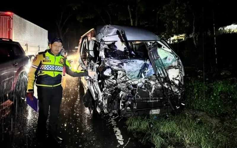 Petugas Satlantas Polres Solok menunjukkan kondisi Toyota Hiace yang bertabrakan dengan truk di Jalan Solok–Padang, Kabupaten Solok, Kamis malam (29/10/2026). (Foto: Satlantas Polres Solok)