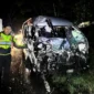 Petugas Satlantas Polres Solok menunjukkan kondisi Toyota Hiace yang bertabrakan dengan truk di Jalan Solok–Padang, Kabupaten Solok, Kamis malam (29/10/2026). (Foto: Satlantas Polres Solok)