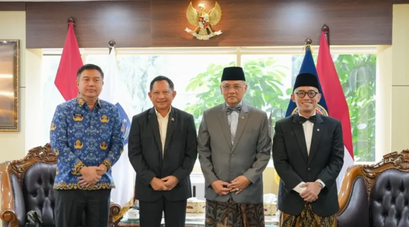 Menhaj, Mochamad Irfan Yusuf dan Wamenhaj Dahnil Anzar Simanjuntak bersama Mendagri Tito Karnavian dalam pertemuan di Kantor Kemendagri, Jakarta, Kamis (1/10/2026). (Foto: Kemenhaj)