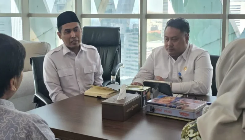 Kemenhaj dan OJK membahas skema perlindungan dana jemaah umrah melalui rekening penampungan dan layanan keuangan yang aman. (Foto: Kemenhaj)