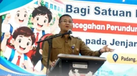 Kepala Disdikbud Padang Yopi Krislova memberikan sambutan saat kegiatan pendampingan pencegahan perundungan, kekerasan, dan intoleransi bagi 342 guru SD se-Kota Padang di Gedung Youth Center Padang, Rabu (21/10/2026). (Foto: Pemko Padang)