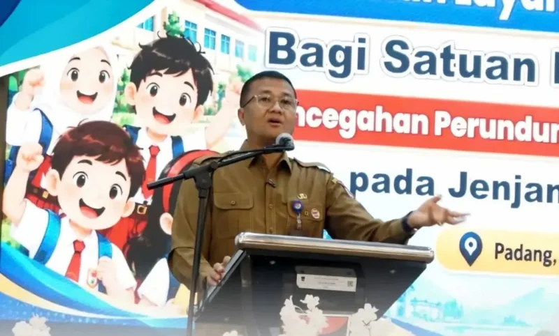 Kepala Disdikbud Padang Yopi Krislova memberikan sambutan saat kegiatan pendampingan pencegahan perundungan, kekerasan, dan intoleransi bagi 342 guru SD se-Kota Padang di Gedung Youth Center Padang, Rabu (21/10/2026). (Foto: Pemko Padang)