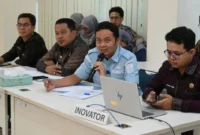 Kepala Dinas Kominfo Kota Padang Tommy TRD mempresentasikan inovasi Padang Mobile di hadapan tim penilai di Kantor Bappeda Kota Padang, Kamis (29/10/2026). (Foto: Pemko Padang)