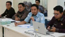 Kepala Dinas Kominfo Kota Padang Tommy TRD mempresentasikan inovasi Padang Mobile di hadapan tim penilai di Kantor Bappeda Kota Padang, Kamis (29/10/2026). (Foto: Pemko Padang)