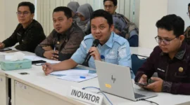 Kepala Dinas Kominfo Kota Padang Tommy TRD mempresentasikan inovasi Padang Mobile di hadapan tim penilai di Kantor Bappeda Kota Padang, Kamis (29/10/2026). (Foto: Pemko Padang)