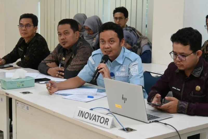 Kepala Dinas Kominfo Kota Padang Tommy TRD mempresentasikan inovasi Padang Mobile di hadapan tim penilai di Kantor Bappeda Kota Padang, Kamis (29/10/2026). (Foto: Pemko Padang)