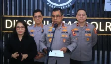 Kepala Divisi Humas Polri Irjen Pol Johnny Eddizon Isir memberikan keterangan pers. (Foto: Humas Polri)