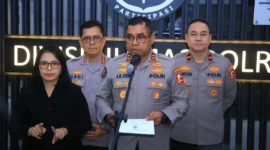 Kepala Divisi Humas Polri Irjen Pol Johnny Eddizon Isir memberikan keterangan pers. (Foto: Humas Polri)