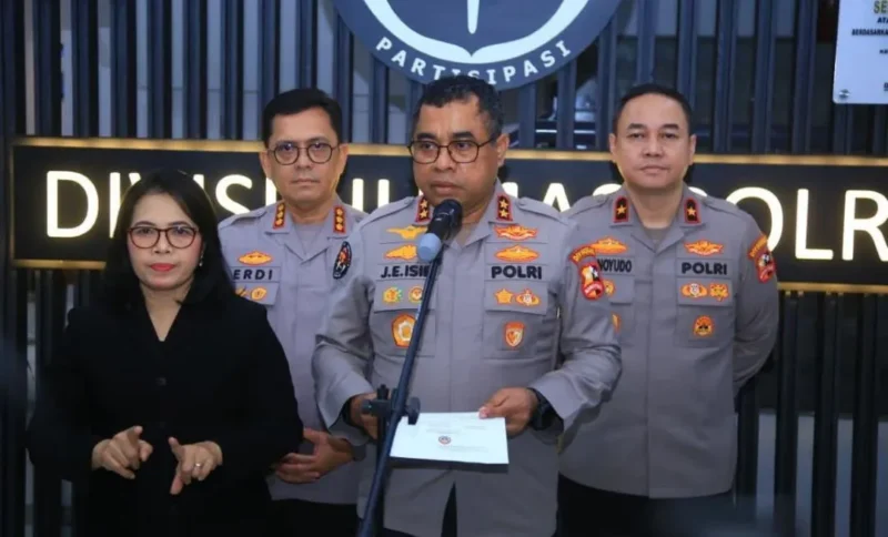 Kepala Divisi Humas Polri Irjen Pol Johnny Eddizon Isir memberikan keterangan pers. (Foto: Humas Polri)