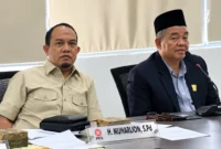 Ketua DPRD Padang Muharlion dan Ketua Komisi IV Iskandar saat rapat kerja komisi. 