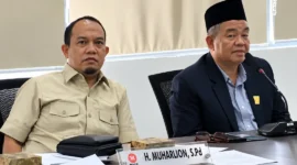 Ketua DPRD Padang Muharlion dan Ketua Komisi IV Iskandar saat rapat kerja komisi. 