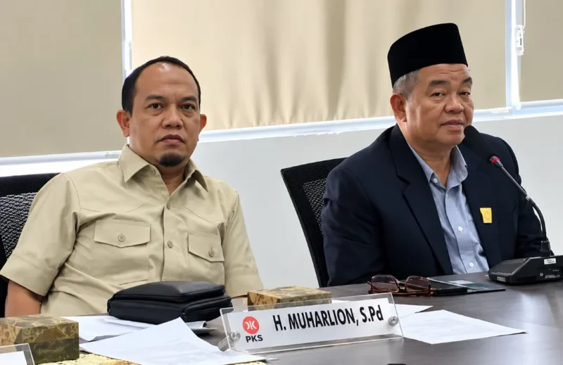 Ketua DPRD Padang Muharlion dan Ketua Komisi IV Iskandar saat rapat kerja komisi. 