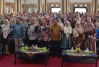 Ketua DPRD Sumbar, Muhidi, saat menjadi narasumber dalam Seminar dan Berbagi Praktik Baik Guru Fisika SMA dan SMK se-Sumbar. (Foto: Ist)