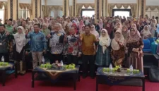Ketua DPRD Sumbar, Muhidi, saat menjadi narasumber dalam Seminar dan Berbagi Praktik Baik Guru Fisika SMA dan SMK se-Sumbar. (Foto: Ist)