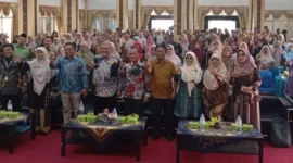 Ketua DPRD Sumbar, Muhidi, saat menjadi narasumber dalam Seminar dan Berbagi Praktik Baik Guru Fisika SMA dan SMK se-Sumbar. (Foto: Ist)