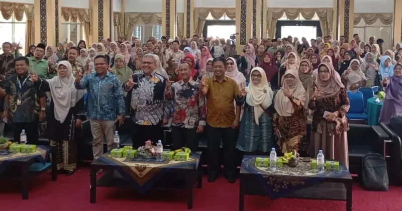 Ketua DPRD Sumbar, Muhidi, saat menjadi narasumber dalam Seminar dan Berbagi Praktik Baik Guru Fisika SMA dan SMK se-Sumbar. (Foto: Ist)