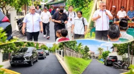 Ketua DPRD Sumbar Muhidi saat berkunjung ke jalan Fisika, Kelurahan Limau Manis Selatan. (Foto: Ist)