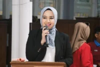 Ketua Yayasan Pertiwi Padang, dr. Dian Puspita Fadly Amran, Sp.JP melepas keberangkatan tim Drill Squad SD Pertiwi 3 Padang. (Foto: Pemko Padang)