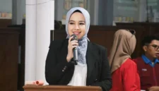 Ketua Yayasan Pertiwi Padang, dr. Dian Puspita Fadly Amran, Sp.JP melepas keberangkatan tim Drill Squad SD Pertiwi 3 Padang. (Foto: Pemko Padang)