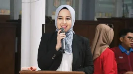 Ketua Yayasan Pertiwi Padang, dr. Dian Puspita Fadly Amran, Sp.JP melepas keberangkatan tim Drill Squad SD Pertiwi 3 Padang. (Foto: Pemko Padang)