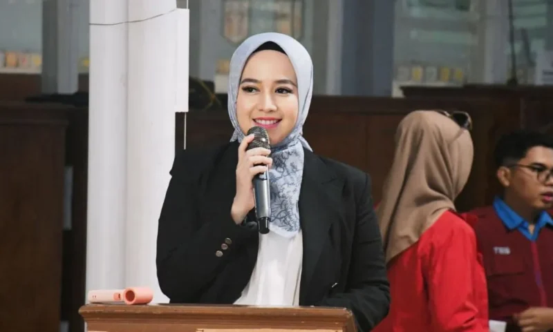 Ketua Yayasan Pertiwi Padang, dr. Dian Puspita Fadly Amran, Sp.JP melepas keberangkatan tim Drill Squad SD Pertiwi 3 Padang. (Foto: Pemko Padang)