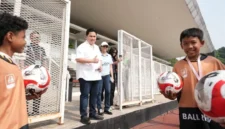 Ketum PSSI Erick Thohir menyaksikan langsung laga IWL 2026 antara Garudayaksa Women lawan Persita Women di Stadion Madya, Kompleks Gelora Bung Karno, Jakarta, Minggu (18/10). (Foto: Gia/Kemenpora.go.id)