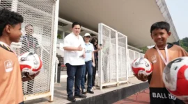 Ketum PSSI Erick Thohir menyaksikan langsung laga IWL 2026 antara Garudayaksa Women lawan Persita Women di Stadion Madya, Kompleks Gelora Bung Karno, Jakarta, Minggu (18/10). (Foto: Gia/Kemenpora.go.id)