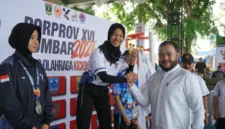 Wali Kota Padang Fadly Amran menyaksikan partai final Cabor Kickboxing Porprov Sumbar 2026. (Foto: Pemko Padang)