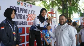 Wali Kota Padang Fadly Amran menyaksikan partai final Cabor Kickboxing Porprov Sumbar 2026. (Foto: Pemko Padang)