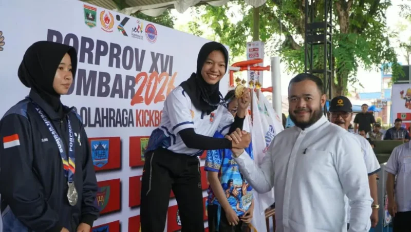 Wali Kota Padang Fadly Amran menyaksikan partai final Cabor Kickboxing Porprov Sumbar 2026. (Foto: Pemko Padang)
