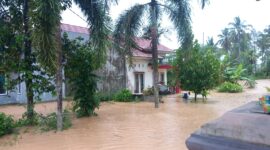 Kondisi rumah di Komplek Wahana 2 Sungai Lareh, Kelurahan Lubuk Minturun Sungai Lareh, Kecamatan Koto Tangah, Kota Padang yang terendam banjir akibat luapan air sungai di sekitar kawasan tersebut, Sabtu (10/10/2026). (Foto: Ist)