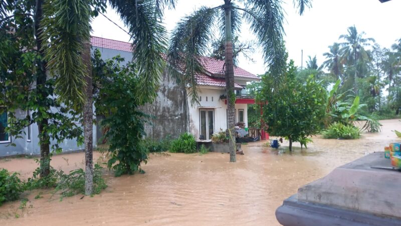 Kondisi rumah di Komplek Wahana 2 Sungai Lareh, Kelurahan Lubuk Minturun Sungai Lareh, Kecamatan Koto Tangah, Kota Padang yang terendam banjir akibat luapan air sungai di sekitar kawasan tersebut, Sabtu (10/10/2026). (Foto: Ist)