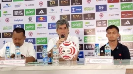Pelatih Semen Padang FC, Stefano Cugurra saat konferensi pers jelang laga melawan PSMS Medan. (Foto: MO Semen Padang FC)