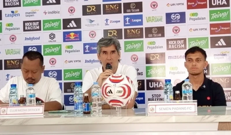 Pelatih Semen Padang FC, Stefano Cugurra saat konferensi pers jelang laga melawan PSMS Medan. (Foto: MO Semen Padang FC)