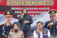 Dirreskrimsus Polda Sumbar, Kombes Pol Siswantoro dalam konferensi pers pengungkapan kasus penyalahgunaan BBM bersubsidi di Mapolda Sumbar. (Foto: Polda Sumbar)