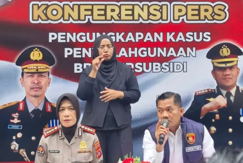 Dirreskrimsus Polda Sumbar, Kombes Pol Siswantoro dalam konferensi pers pengungkapan kasus penyalahgunaan BBM bersubsidi di Mapolda Sumbar. (Foto: Polda Sumbar)