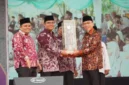 Wakil Wali Kota Padang Maigus Nasir menyerahkan tropi juara umum MTQ ke-42 tingkat Kota Padang 2026 kepada Camat Koto Tangah Rio Ebu Pratama. (Foto: Pemko Padang)