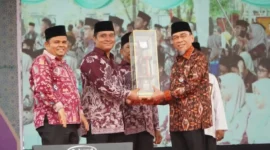 Wakil Wali Kota Padang Maigus Nasir menyerahkan tropi juara umum MTQ ke-42 tingkat Kota Padang 2026 kepada Camat Koto Tangah Rio Ebu Pratama. (Foto: Pemko Padang)