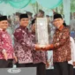 Wakil Wali Kota Padang Maigus Nasir menyerahkan tropi juara umum MTQ ke-42 tingkat Kota Padang 2026 kepada Camat Koto Tangah Rio Ebu Pratama. (Foto: Pemko Padang)