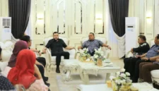 Wali Kota Padang Fadly Amran menerima kunjungan silaturahmi Majlis Belia Malaysia di Kediaman Resmi Wali Kota, Minggu (11/10/2026). (Foto: Pemko Padang)