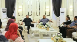 Wali Kota Padang Fadly Amran menerima kunjungan silaturahmi Majlis Belia Malaysia di Kediaman Resmi Wali Kota, Minggu (11/10/2026). (Foto: Pemko Padang)