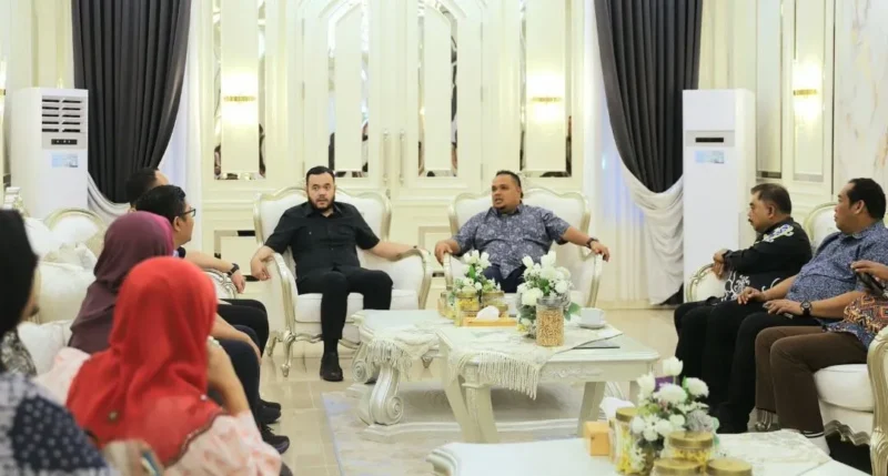 Wali Kota Padang Fadly Amran menerima kunjungan silaturahmi Majlis Belia Malaysia di Kediaman Resmi Wali Kota, Minggu (11/10/2026). (Foto: Pemko Padang)