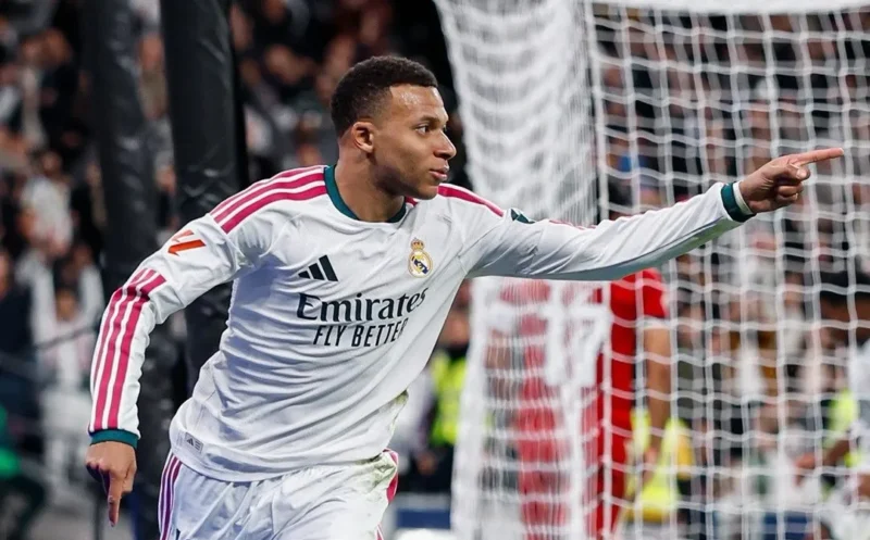 Kylian Mbappe mencetak dua gol saat Real Madrid menggilas Sevilla 4-1 di Santiago Bernabeu, Senin (19/10) dini hari WIB. (Foto: IG @realmadrid)