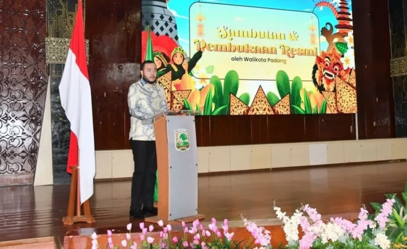 
Wali Kota Padang Fadly Amran menjadi narasumber sekaligus membuka LKMM-TM Nasional 2026 di Convention Hall Unand, Kamis (29/10/2026). (Foto: Pemko Padang)