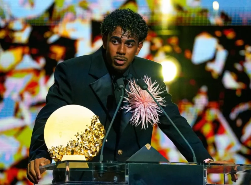 Lamine Yamal raih gelar Pemain Muda Terbaik Ballon d'Or 2026. (Foto: IG @fcbarcelona)