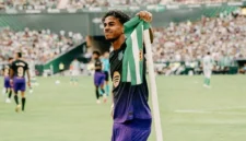 Pemain Barcelona Lamine Yamal melakukan selebrasi usai mencetak gol ke gawang Real Betis. (Foto: IG @lamineyamal)