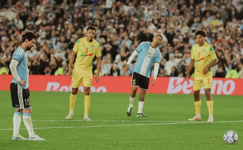 Lionel Messi mencetak gol melalui titik penalti dan membawa Argentina unggul 3-0. (Foto: IG @afaseleccion)